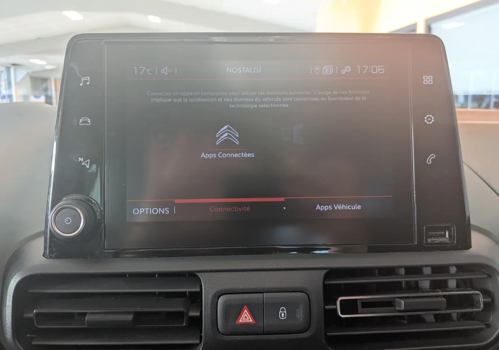 Écran tactile central du tableau de bord du Citroën Berlingo 2019, affichant le menu "Apps Connectées".