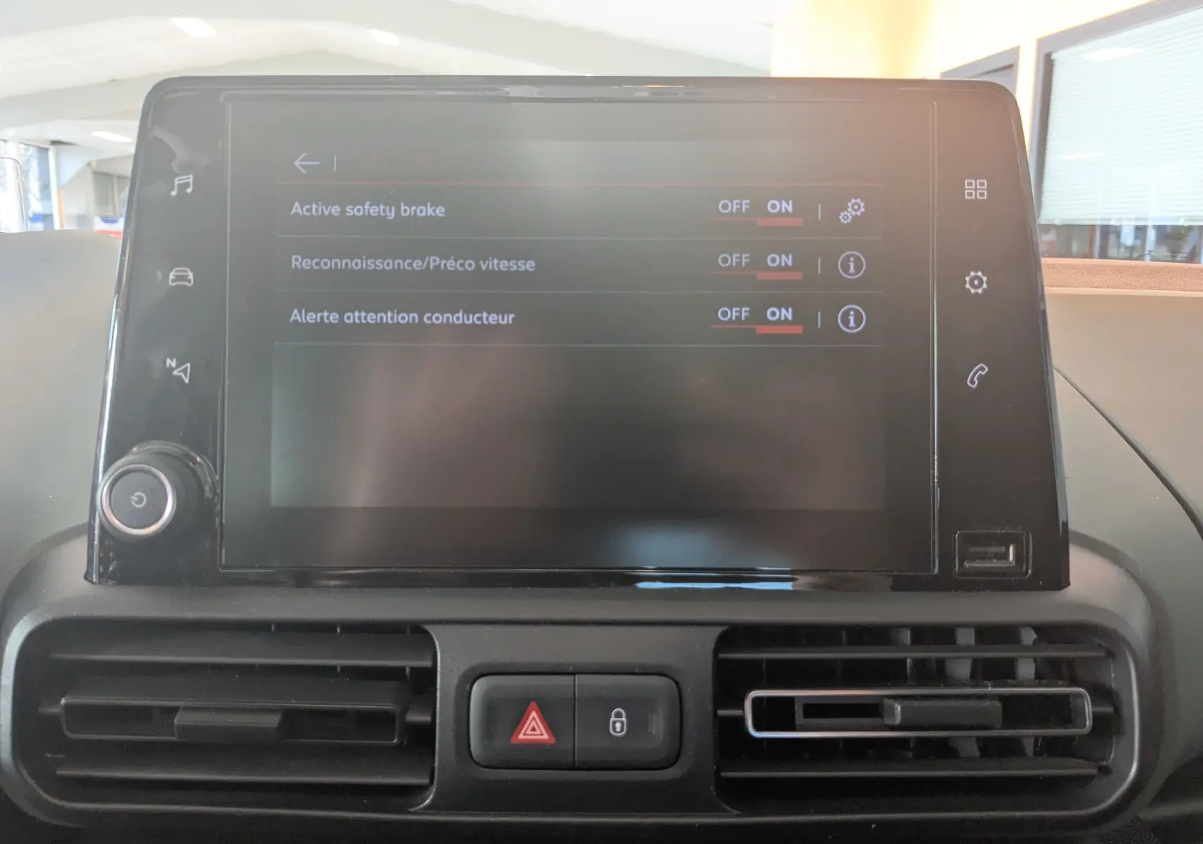 Écran tactile central du tableau de bord du Citroën Berlingo 2019, affichant les réglages d'assistance à la conduite.