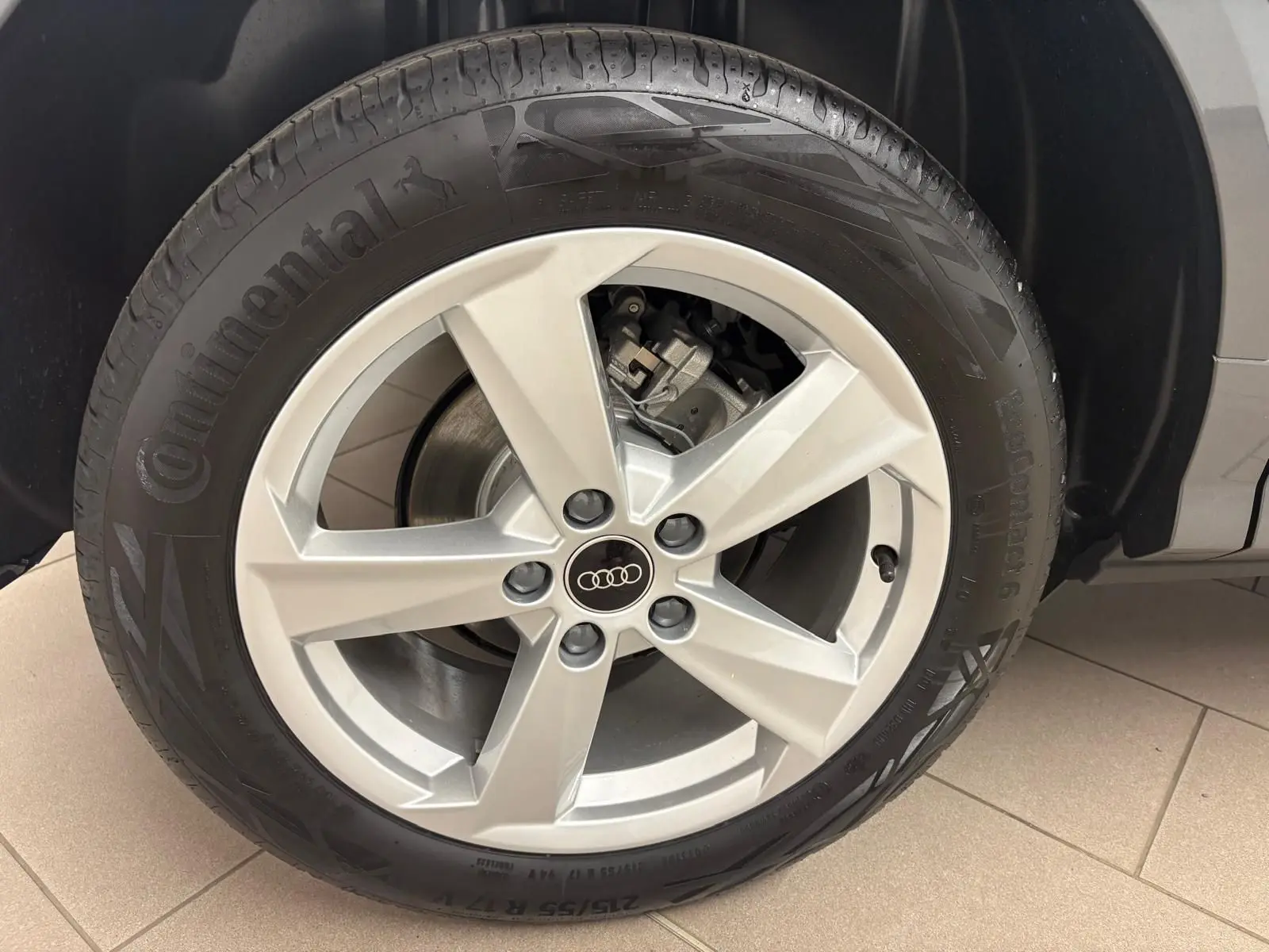 Gros plan sur la roue avant droite de l'Audi Q2 35 TFSI S Line 2026 en gris Daytona avec jante alliage cinq branches.