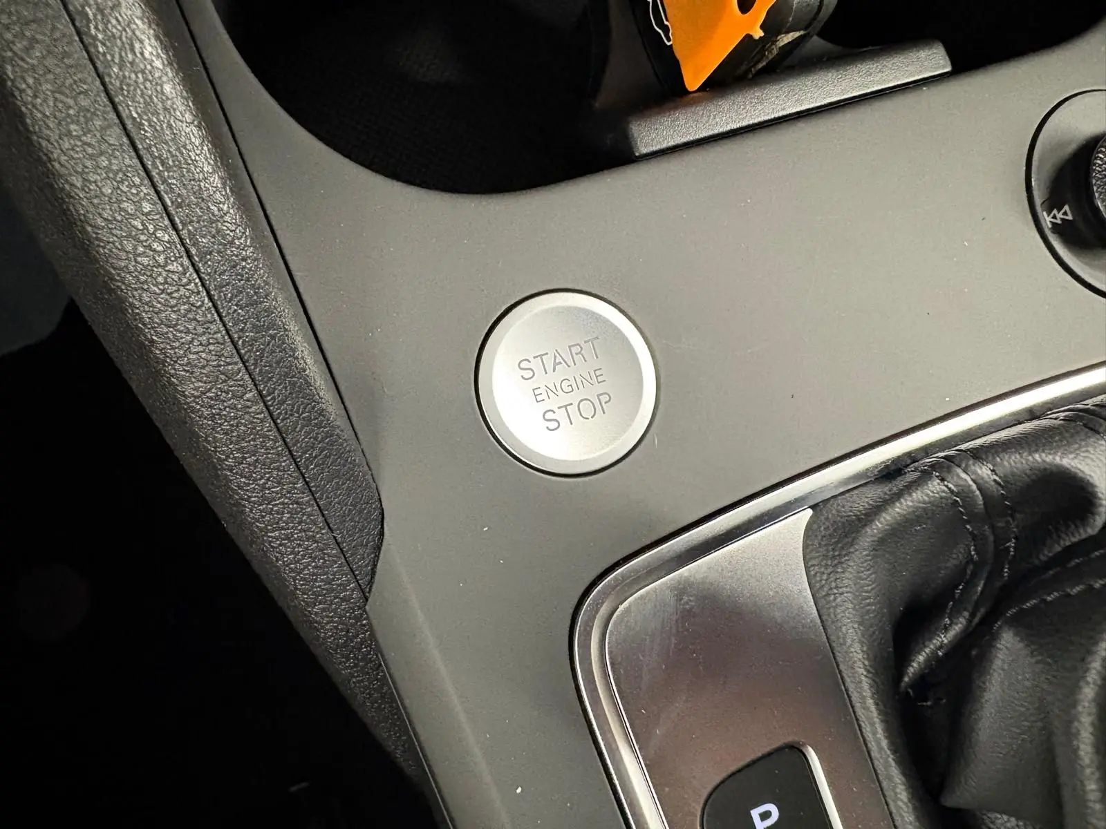 Gros plan sur le bouton start/stop et la console centrale en gris mat de l'Audi Q2 35 TFSI S Line 2026.