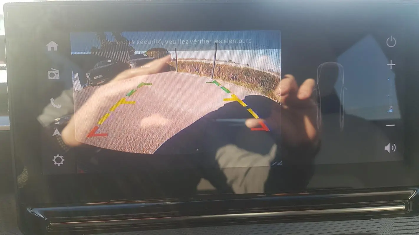 Affichage caméra de recul sur écran tactile d'une Citroën C3 2024, avec repères colorés de distance.