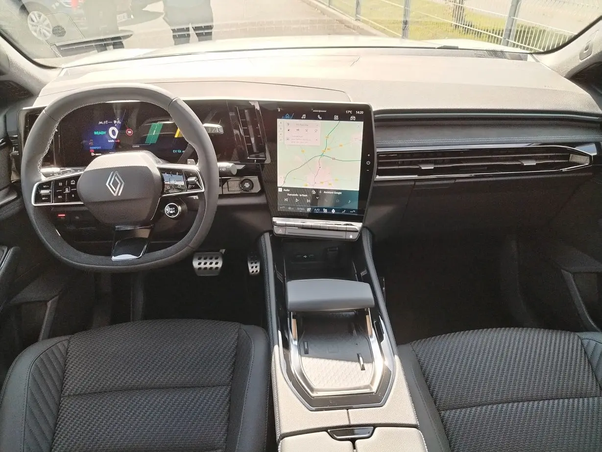 Vue intérieure avant du Renault Austral E-Tech avec tableau de bord numérique et écran tactile central vertical.