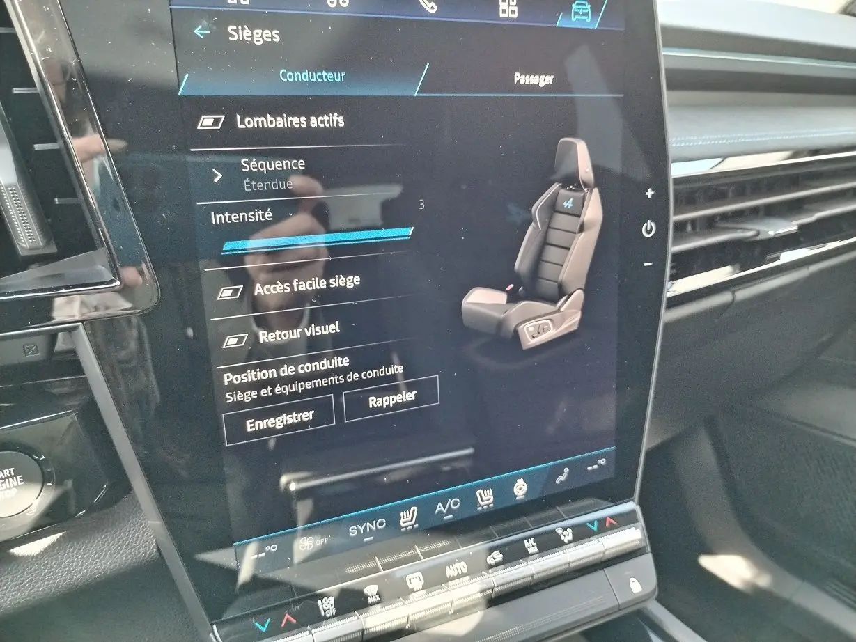 Écran tactile intérieur du Renault Austral E-Tech 2025 montrant les réglages des sièges avec logo Alpine sur l'illustration.