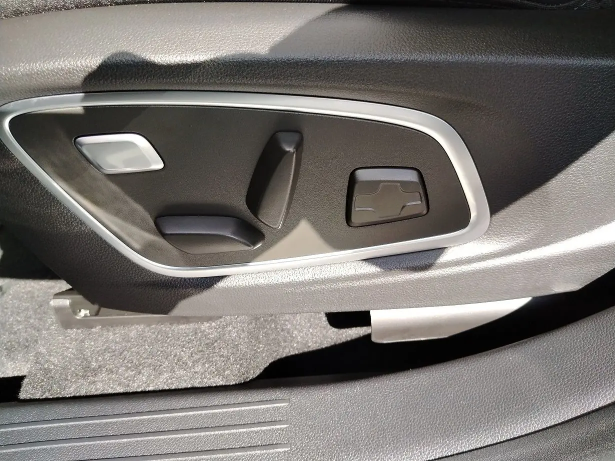 Détail des commandes électriques de réglage du siège côté conducteur du Renault Austral blanc nacré 2025.