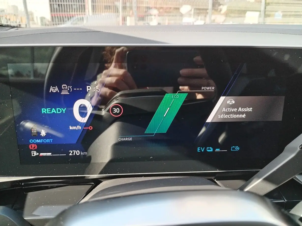 Tableau de bord numérique du Renault Austral E-Tech, affichant vitesse zéro et mode Eco en vue frontale intérieure.