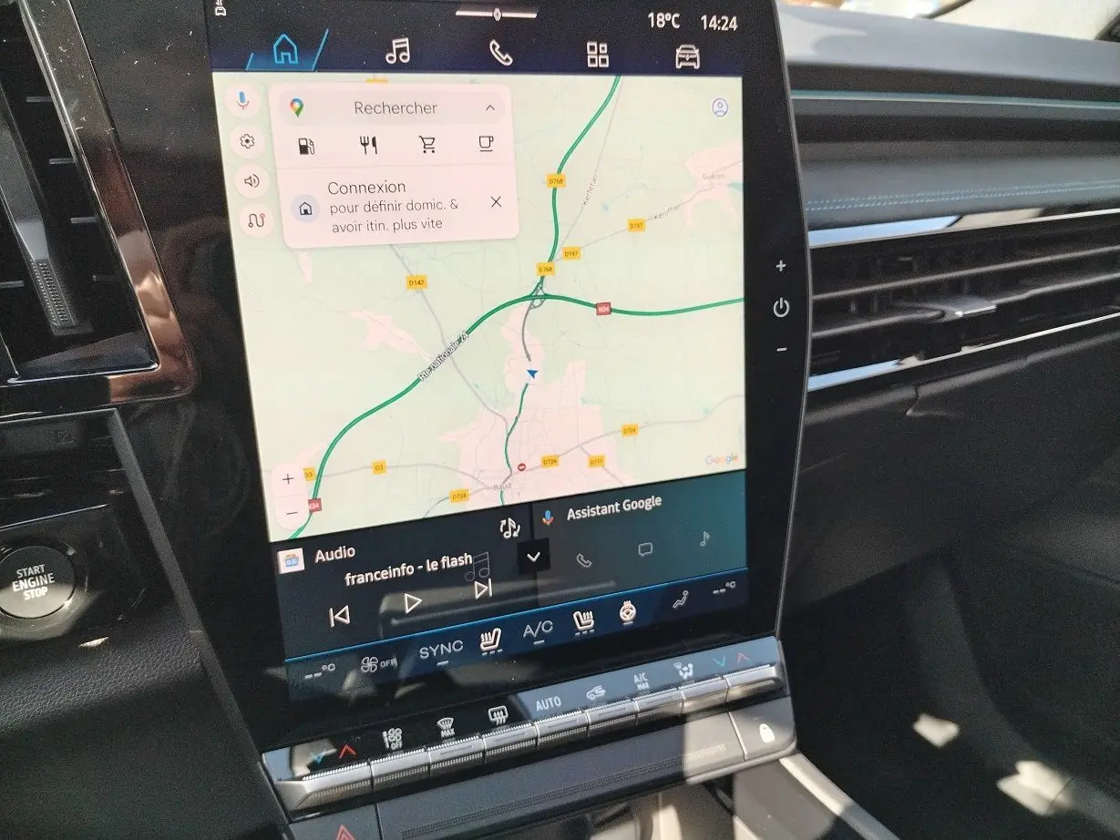 Écran tactile central avec navigation Google Maps dans l’habitacle du Renault Austral E-Tech blanc nacré toit noir.