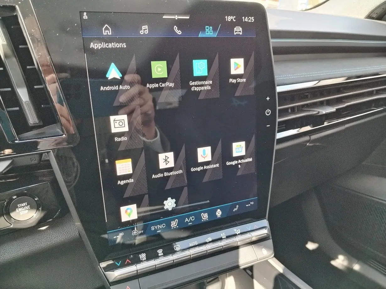 Écran tactile central du Renault Austral E-Tech 2025, avec commandes climatisation et interface connectée visible.