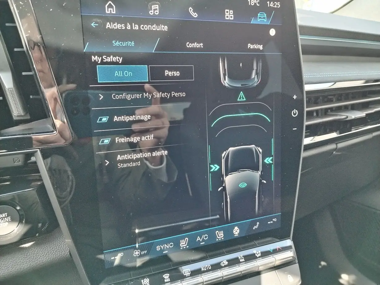 Écran tactile central du Renault Austral 2025 montrant les aides à la conduite et la vue du véhicule en plan vertical.