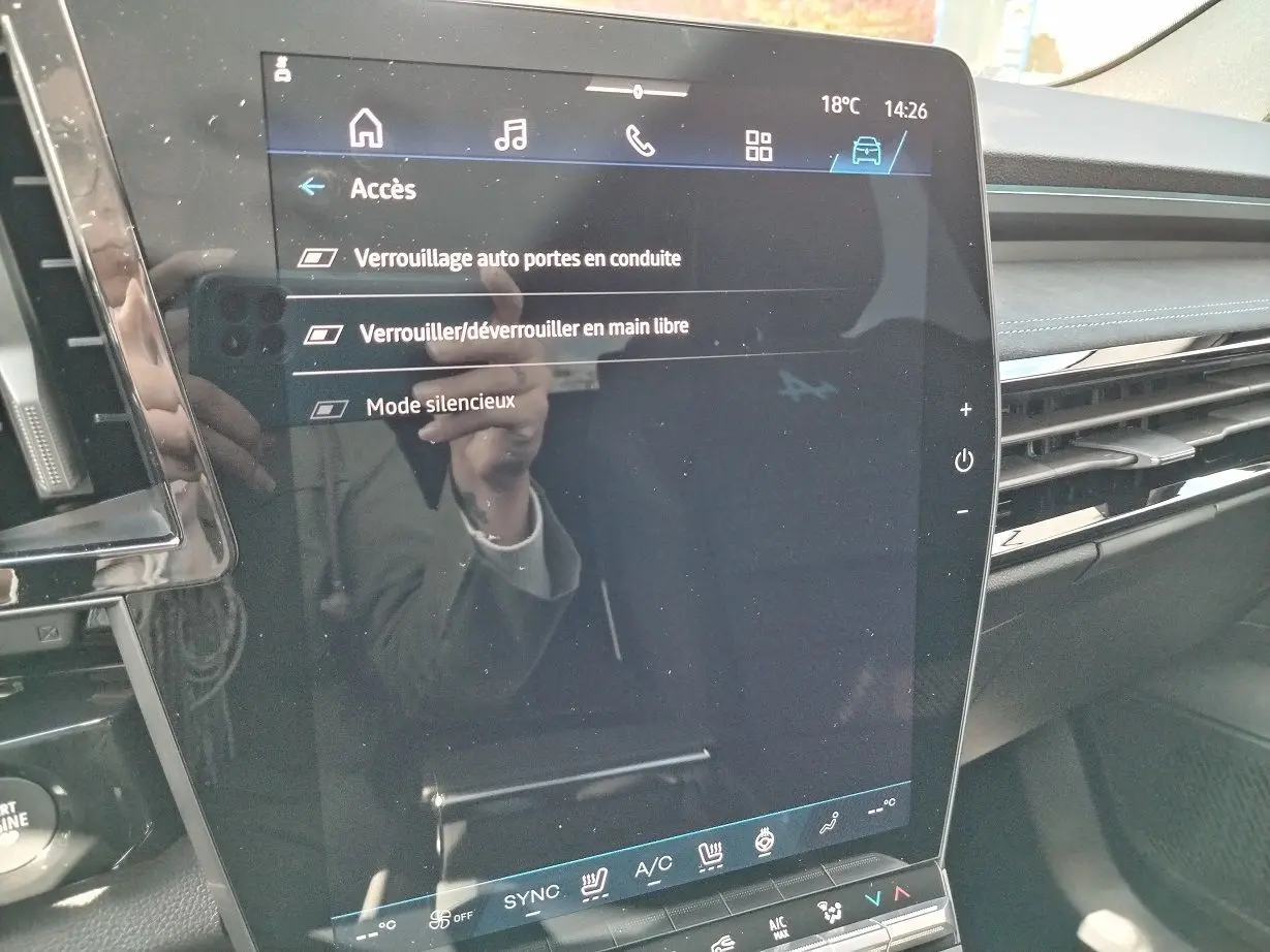 Écran tactile central du tableau de bord du Renault Austral blanc nacré, affichant les réglages d'accès et verrouillage.