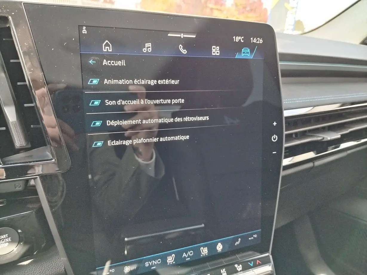 Écran tactile central affichant les réglages d'éclairage intérieur du Renault Austral 2025, finition Esprit Alpine.