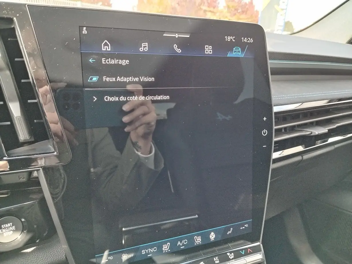 Écran tactile central affichant les réglages d'éclairage dans l'habitacle du Renault Austral blanc nacré toit noir.