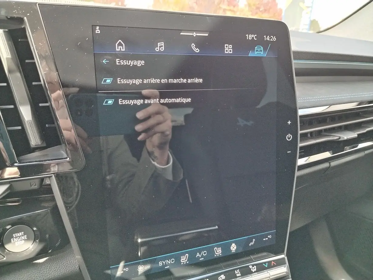 Écran tactile central du tableau de bord du Renault Austral blanc nacré, affichant les réglages d'essuyage automatique.