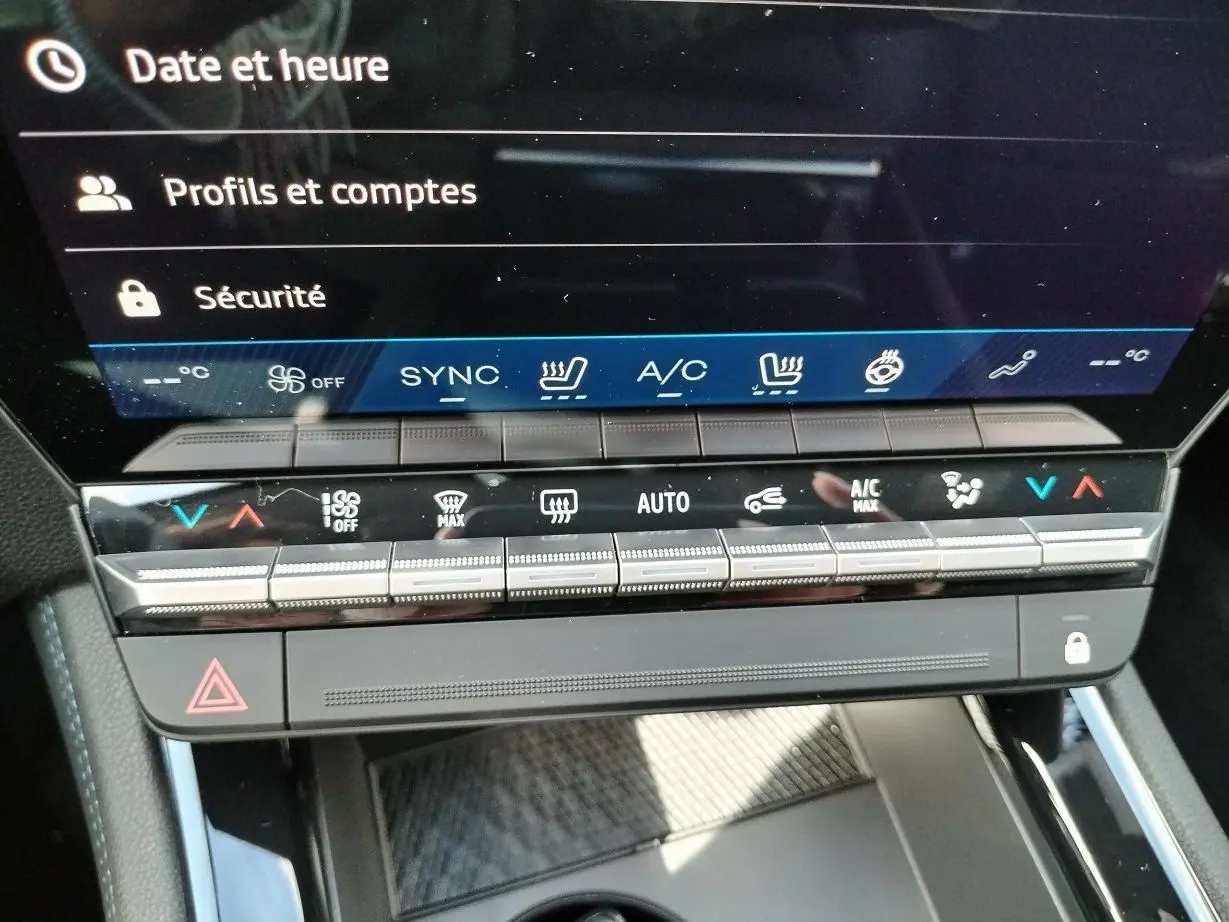 Détail du tableau de bord du Renault Austral 2025, montrant les commandes de climatisation et les touches tactiles sous l'écran central.