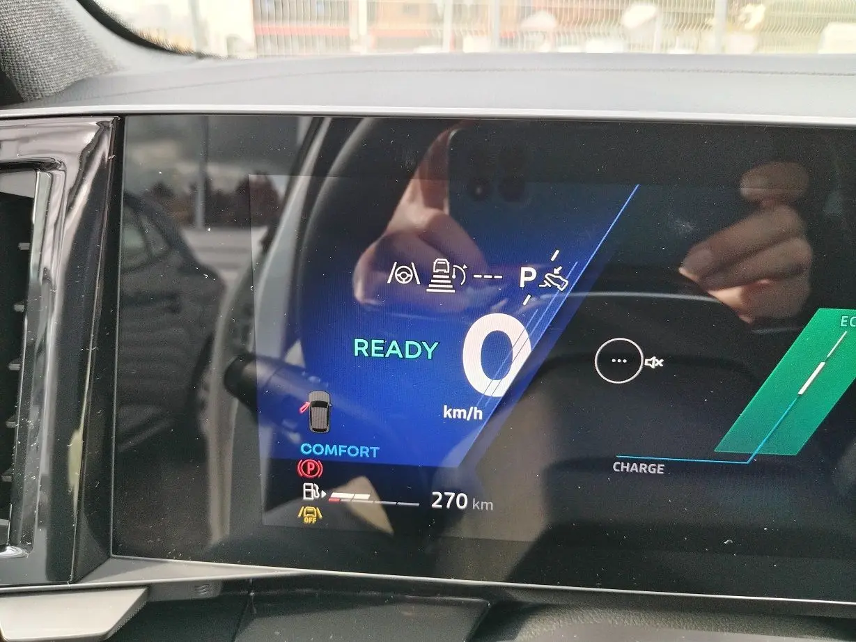 Tableau de bord numérique du Renault Austral E-Tech blanc nacré, affichant 0 km/h en mode confort.