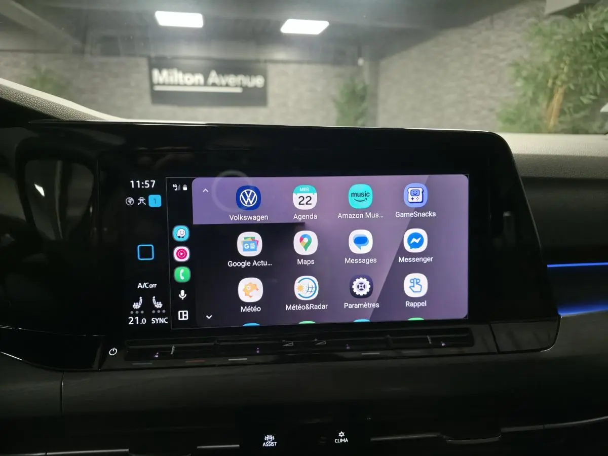 Écran tactile central affichant l'interface multimédia dans l'habitacle d'une Volkswagen Golf grise de 2020.