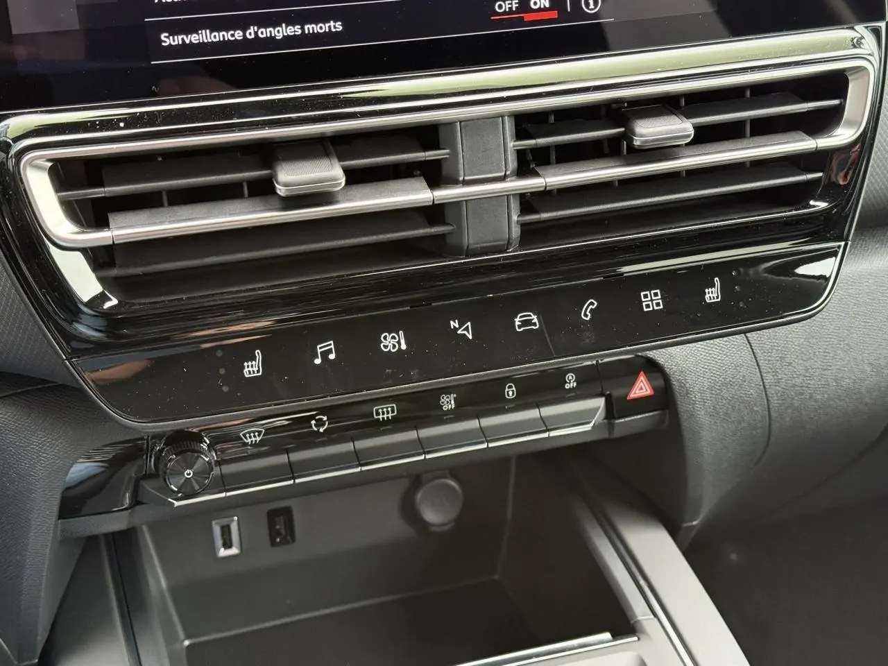 Détail de la console centrale du Citroën C5 Aircross 2025 avec commandes tactiles et aérateurs noirs brillants