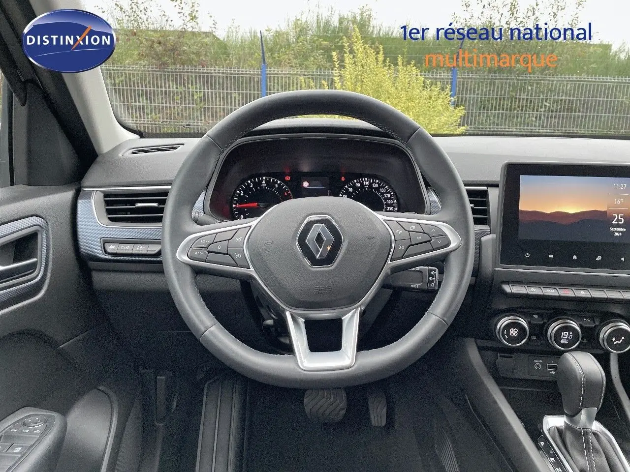 Vue intérieure centrée sur le volant noir de la Renault Arkana 1.3 TCE 140 Evolution avec tableau de bord et écran tactile.