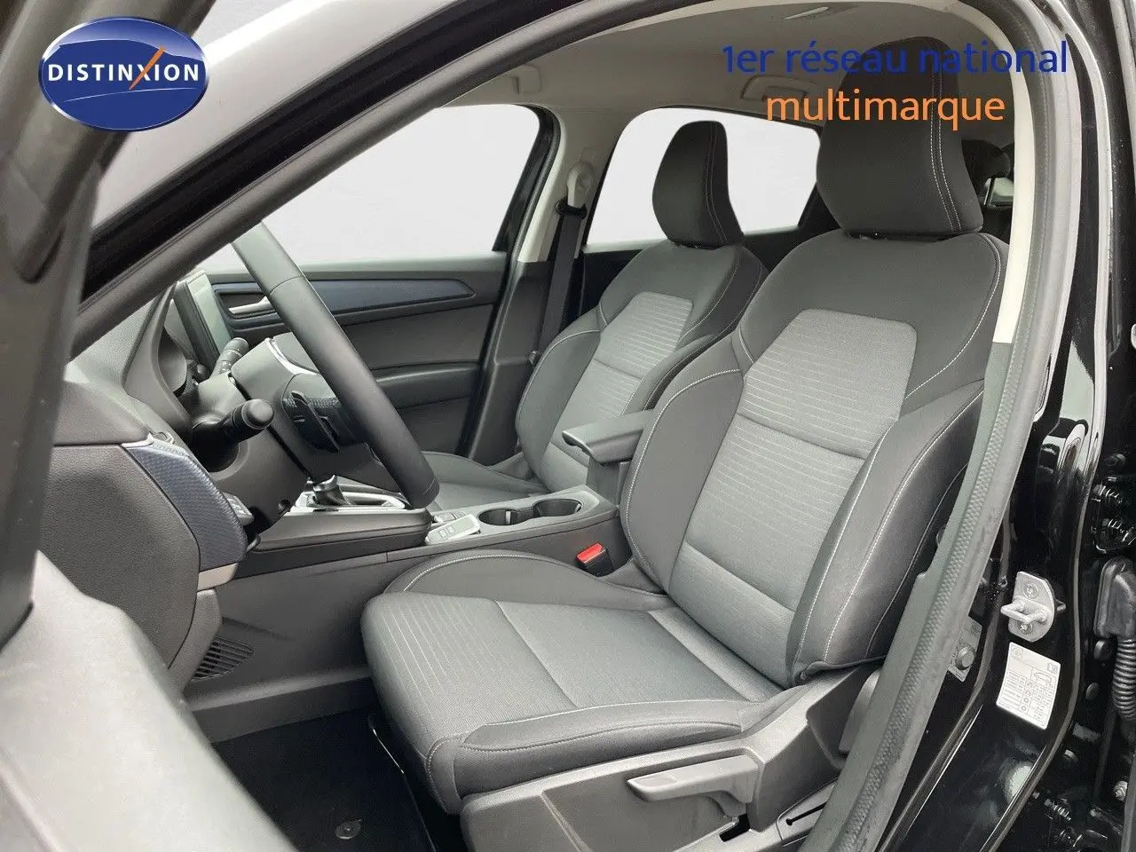 Vue intérieure côté conducteur du Renault Arkana noir 2023, montrant les sièges avant et le tableau de bord.