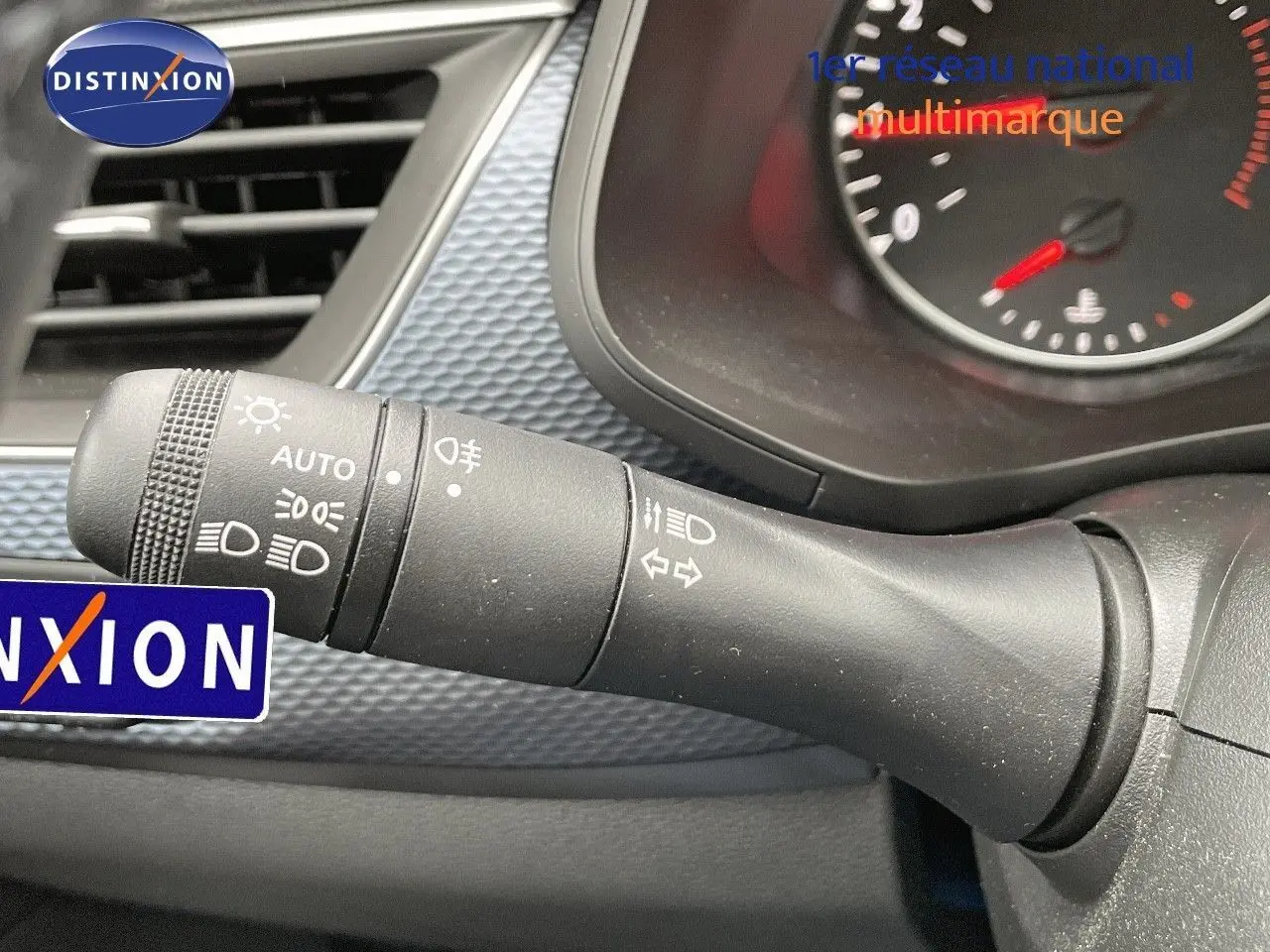 Gros plan sur la manette de commande des phares et clignotants dans l'habitacle d'une Renault Arkana noire 2023.