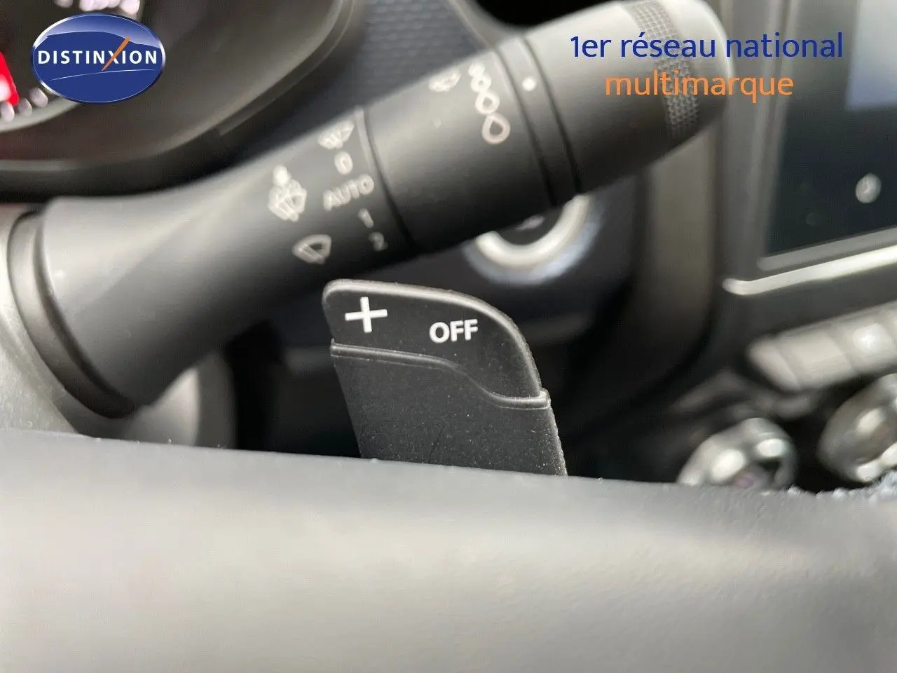 Gros plan sur la palette de changement de vitesse + OFF du volant d’un Renault Arkana noir essence 2023, intérieur moderne.