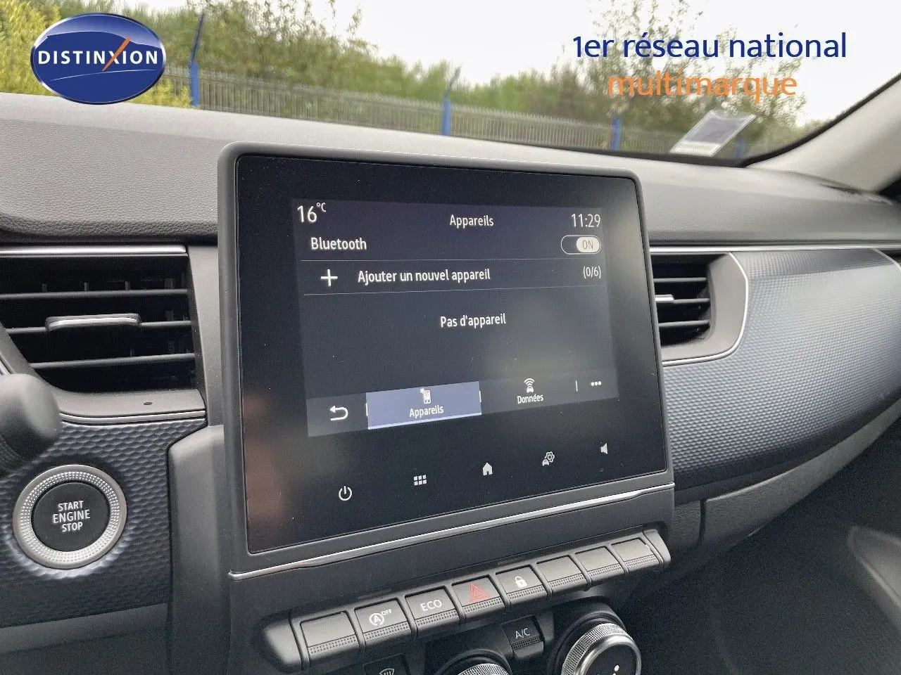 Vue intérieure du tableau de bord de la Renault Arkana 1.3 TCE 140 Evolution 2023, écran tactile central et bouton start/stop.