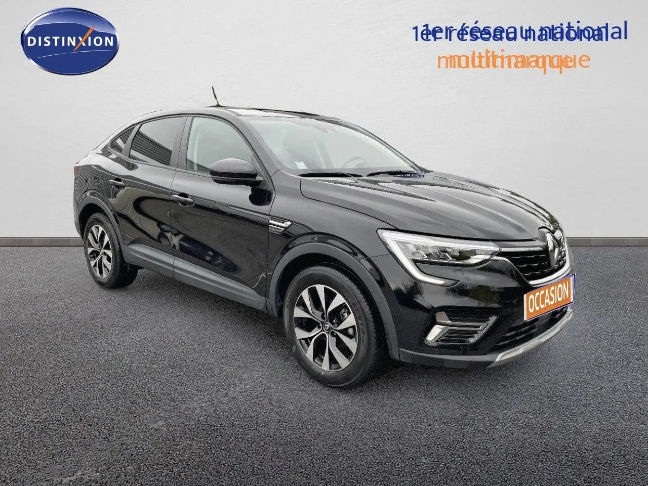 Renault Arkana noir 2023 en 3/4 avant droit, avec jantes bi-ton et calandre distinctive, sur fond neutre.