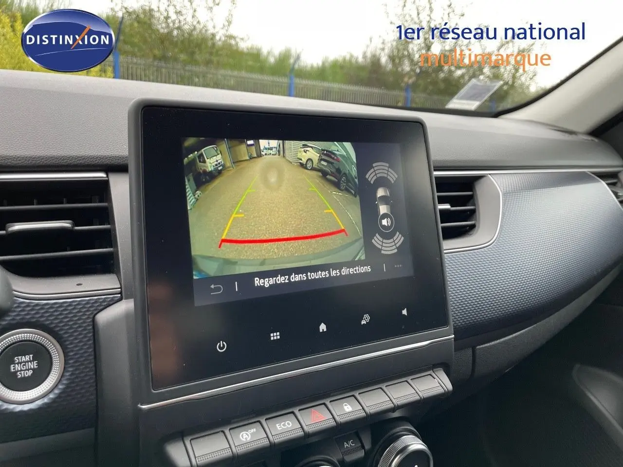 Vue intérieure du tableau de bord du Renault Arkana noir 2023, avec écran tactile affichant la caméra de recul.