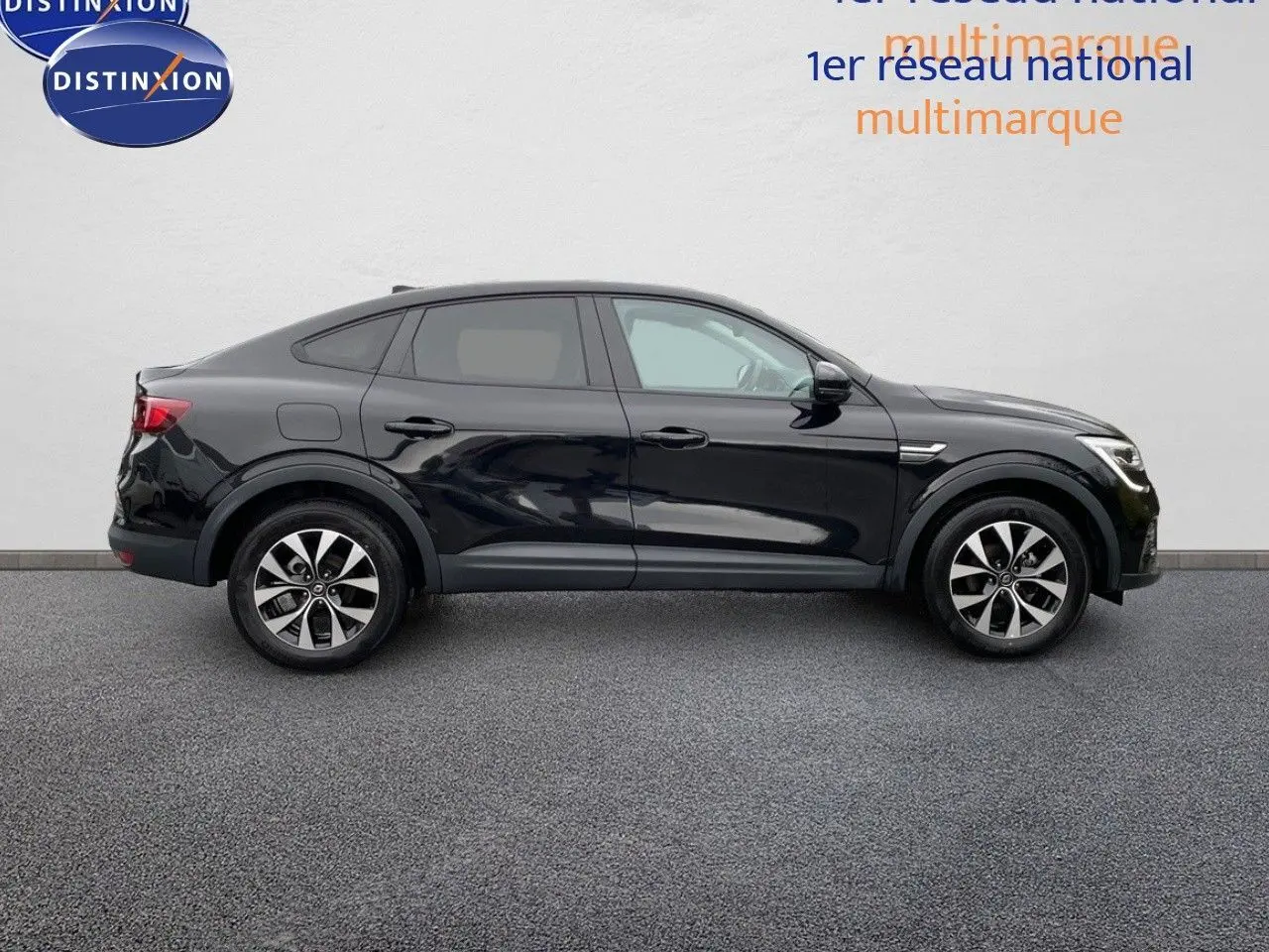 Renault Arkana noir 2023 en profil droit, soulignant ses jantes bi-ton et sa silhouette coupé SUV élégante.
