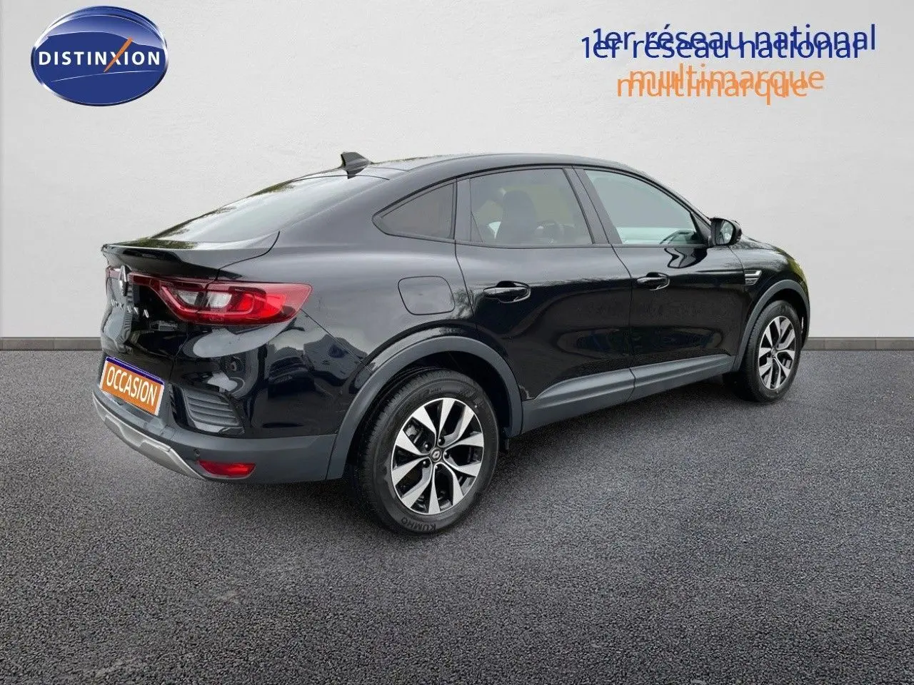 Vue 3/4 arrière droite d’un Renault Arkana noir 2023 avec jantes bi-ton et lignes fluides de SUV coupé.