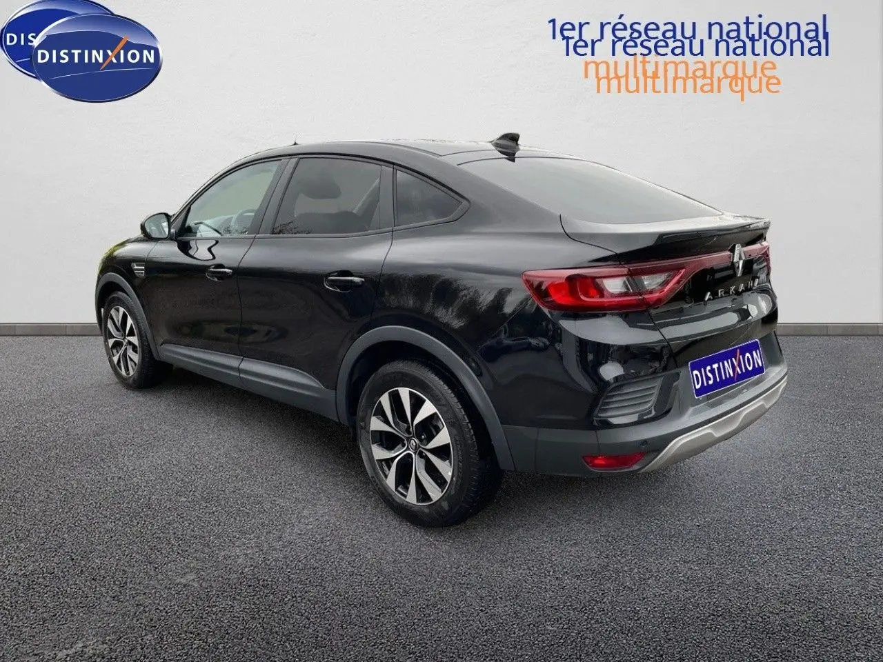 Vue 3/4 arrière droite d'une Renault Arkana noire 2023 avec jantes bi-ton et feux arrière LED distinctifs.