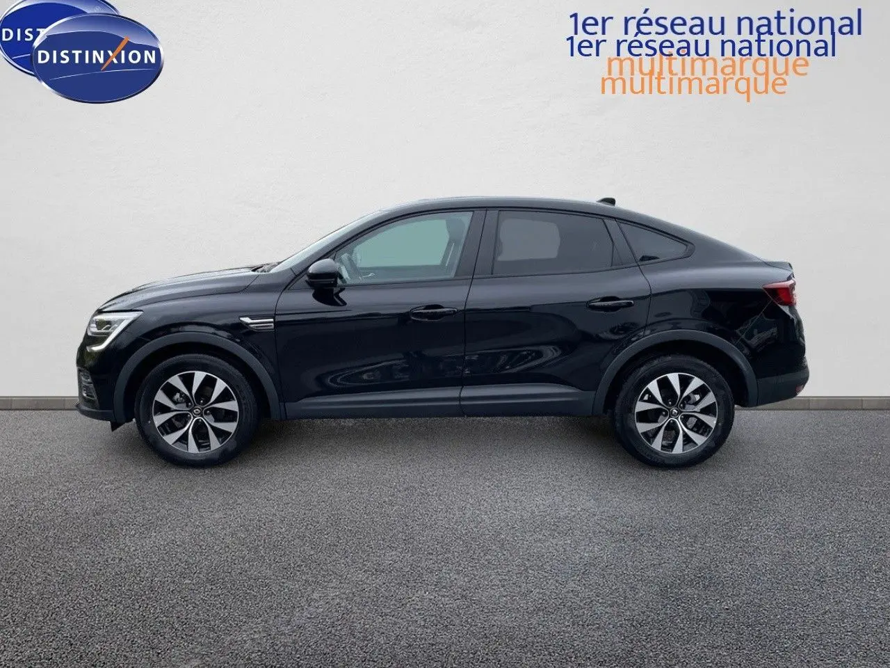 Profil latéral droit d’un Renault Arkana noir 2023 avec jantes bi-ton et lignes fluides caractéristiques du SUV coupé.