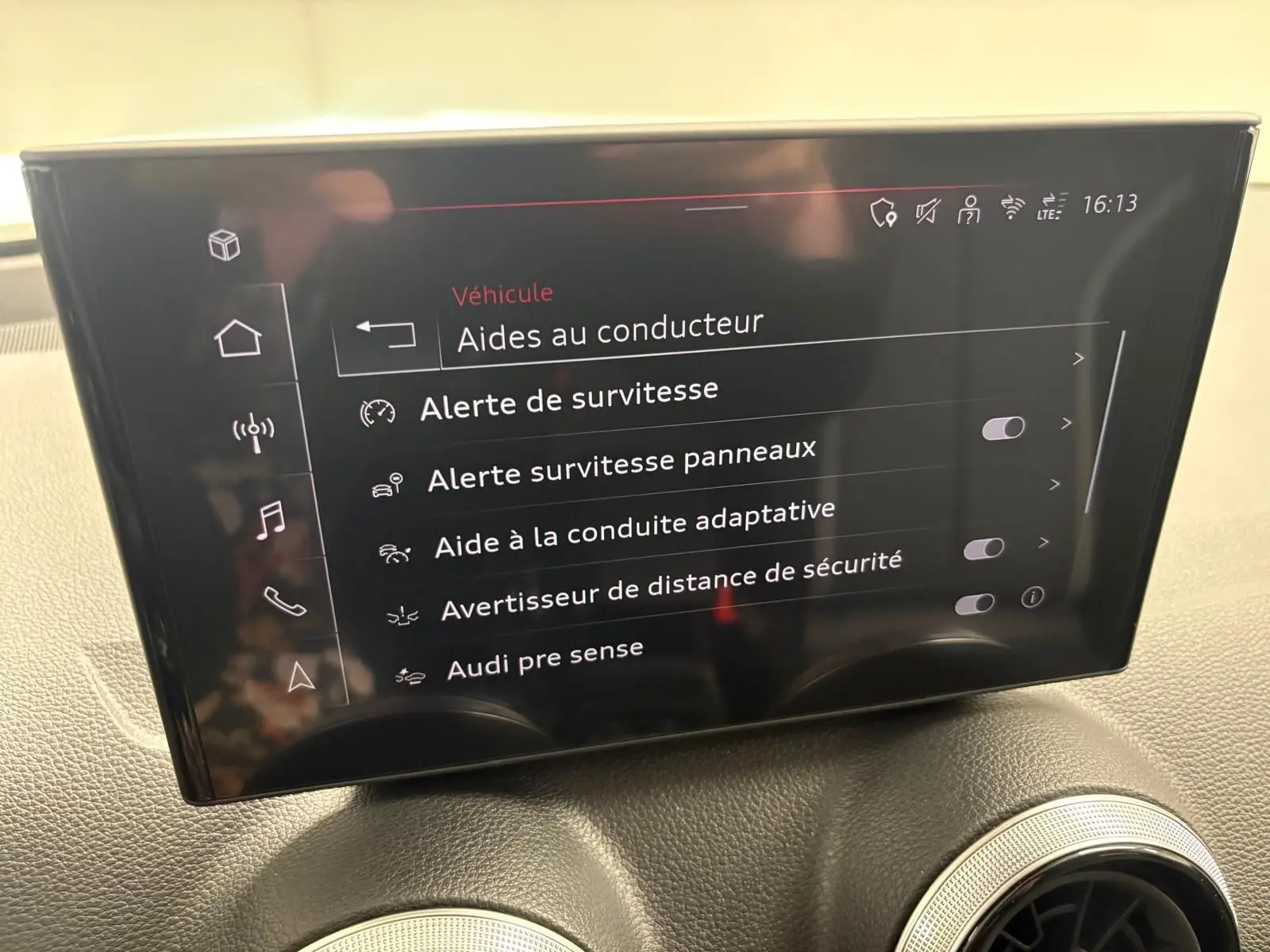 Vue intérieure de l’écran central tactile de l’Audi Q2 35 TFSI S Line 2026 affichant les aides à la conduite.