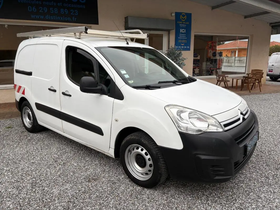 Citroën Berlingo Fourgon blanc en 3/4 avant droit avec galerie de toit et protections noires visibles.