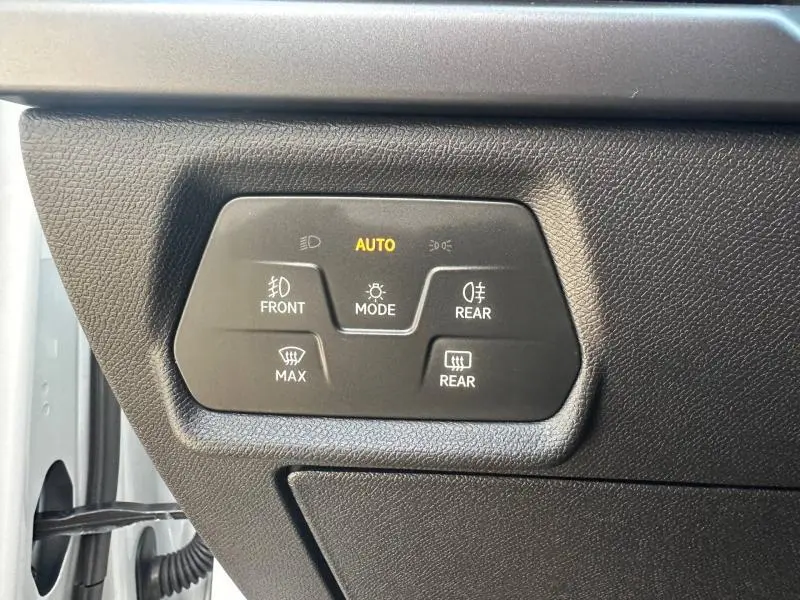 Panneau de commandes d’éclairage intérieur du CUPRA Formentor 2.0 TDI 150ch, vue rapprochée sur fond noir texturé.
