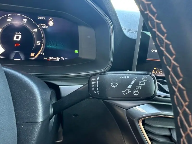 Gros plan sur la manette d'essuie-glace à gauche du volant dans l'habitacle du CUPRA Formentor blanc Nevada 2025.