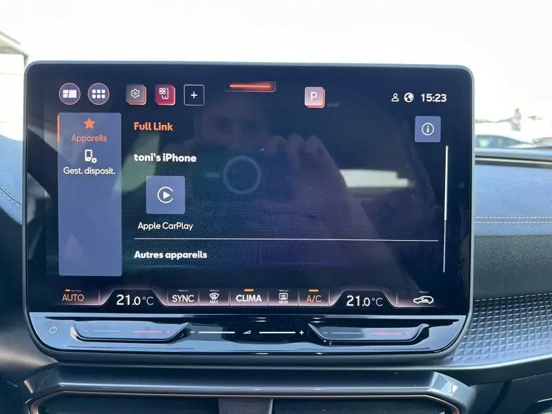 Écran tactile central du tableau de bord du CUPRA Formentor 2025 affichant la connexion Apple CarPlay.