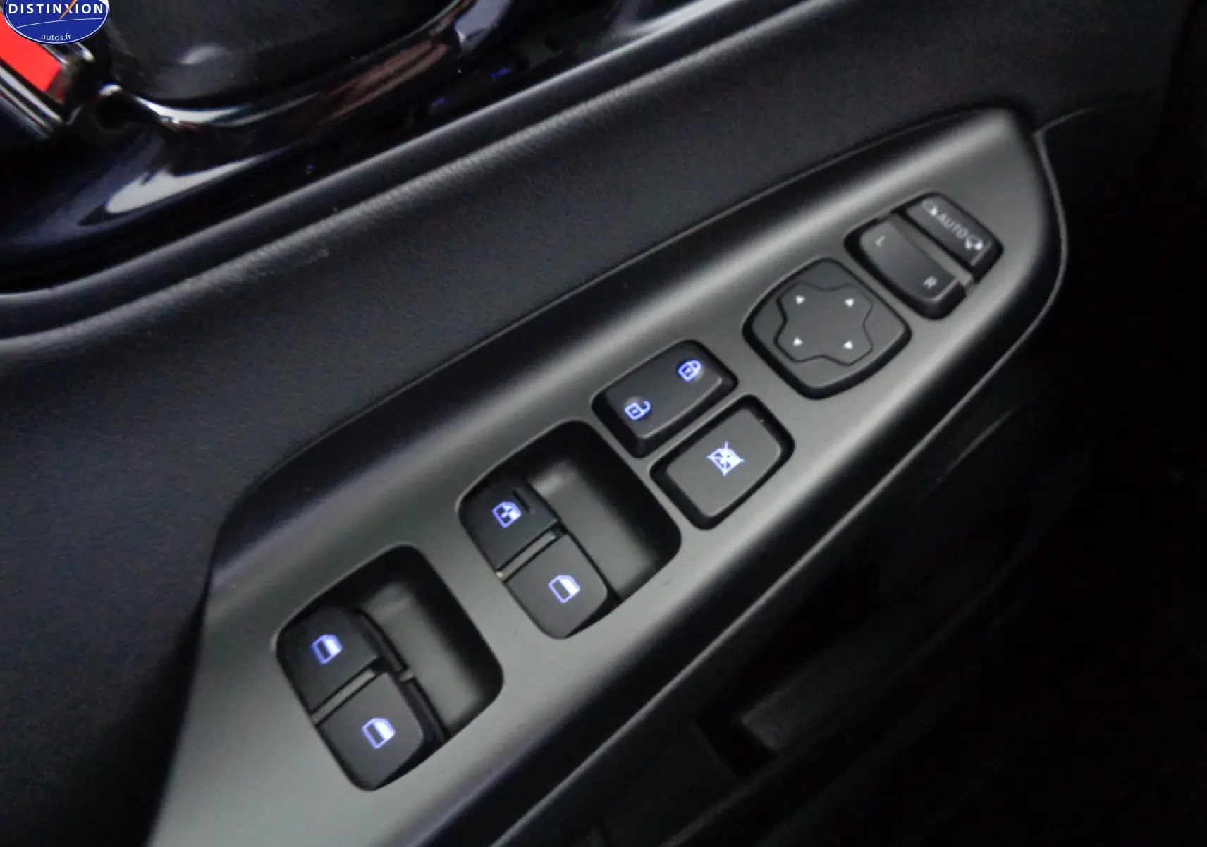 Panneau de commandes des vitres et rétroviseurs côté conducteur du Hyundai Kona 1.6 CRDI 115CH Creative noir.