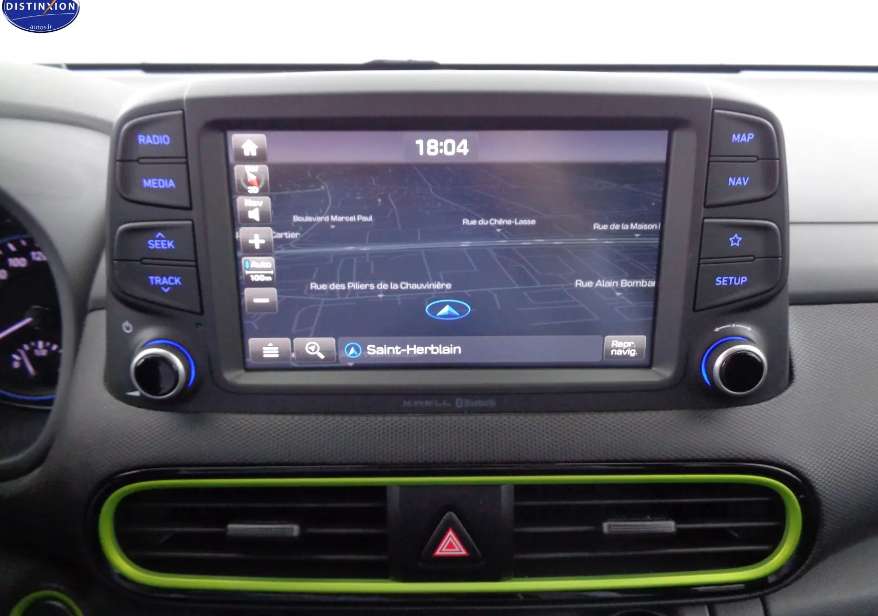 Vue rapprochée de l’écran tactile central du Hyundai Kona 2019 avec navigation et cadre d’aération vert acidulé.