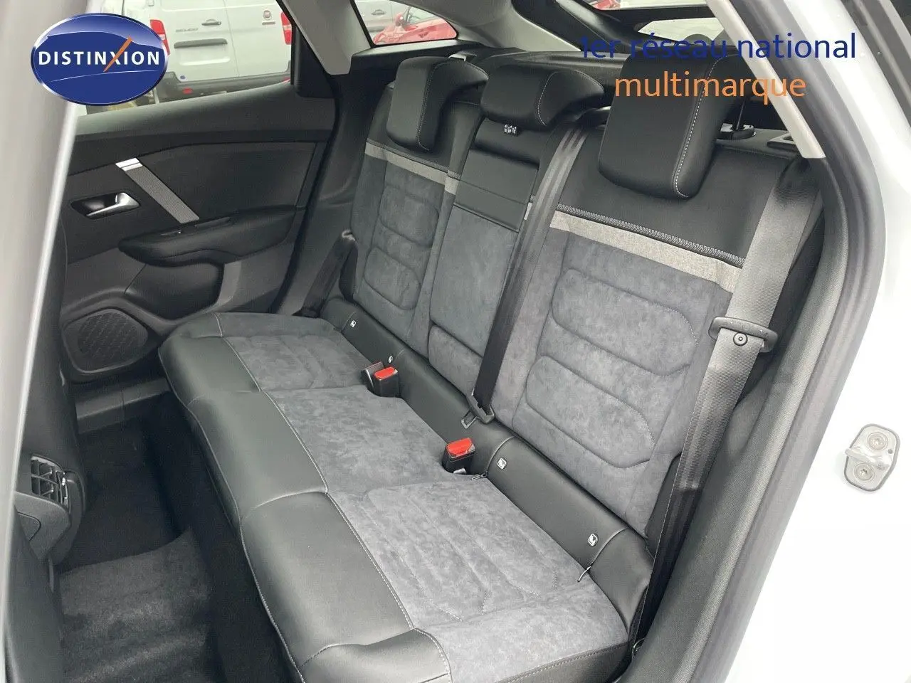 Vue intérieure côté gauche des sièges arrière en cuir noir et alcantara gris d'une Citroën C4 blanche métal 2024.