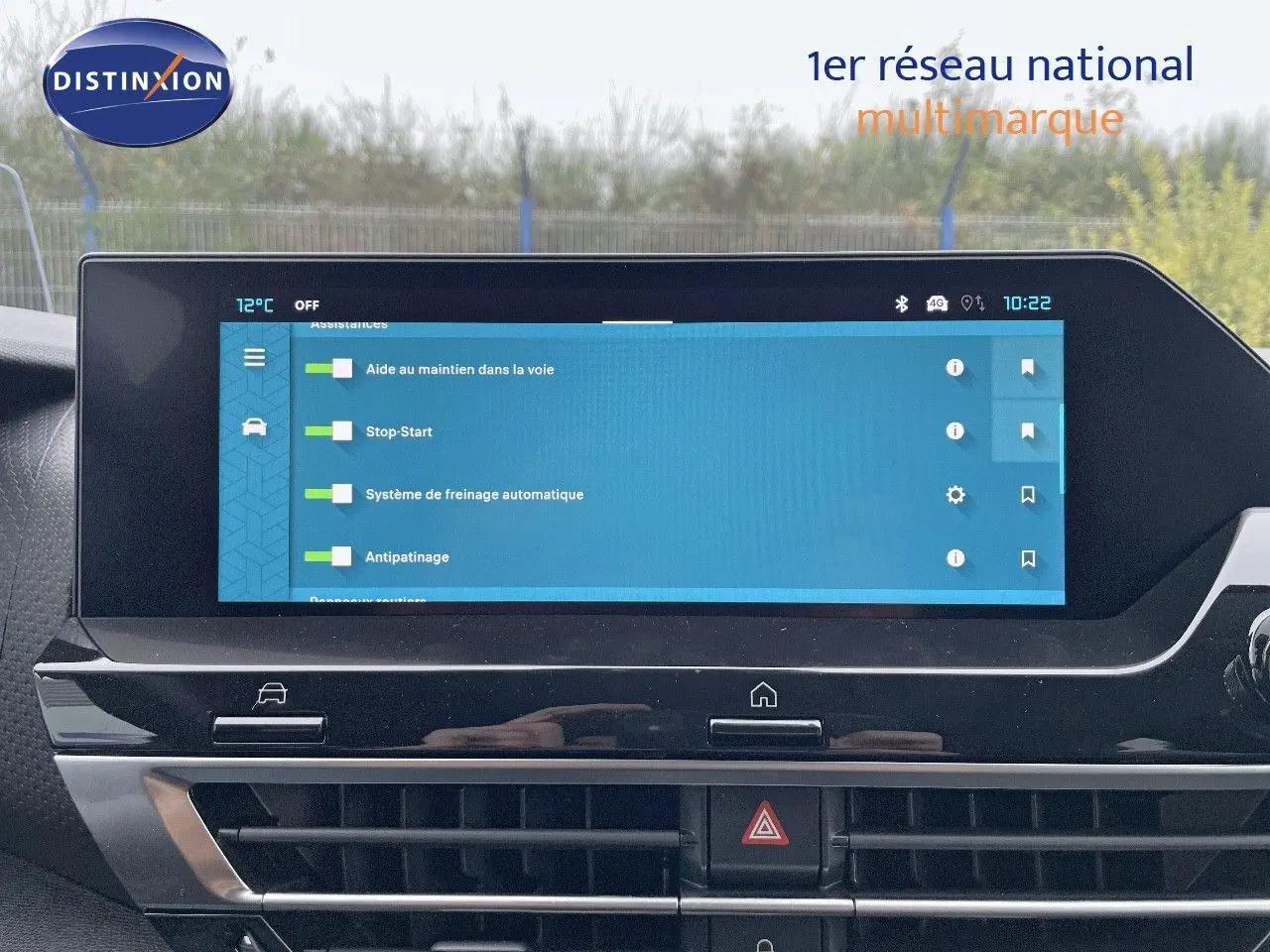Écran tactile central affichant les aides à la conduite dans l'habitacle d'une Citroën C4 2024.