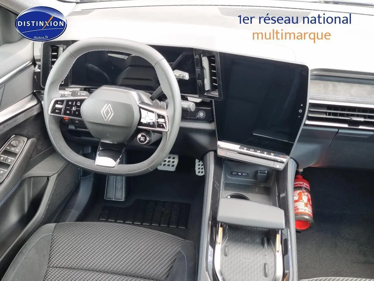 Intérieur du Renault Austral 2025, vue du poste de conduite avec volant multifonction et grand écran tactile central.