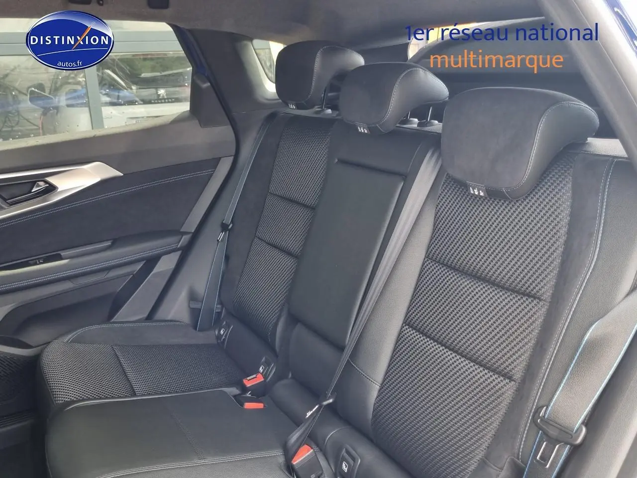 Vue intérieure sur la banquette arrière noire du Renault Austral 2025 avec appuie-têtes et ceintures visibles côté gauche.