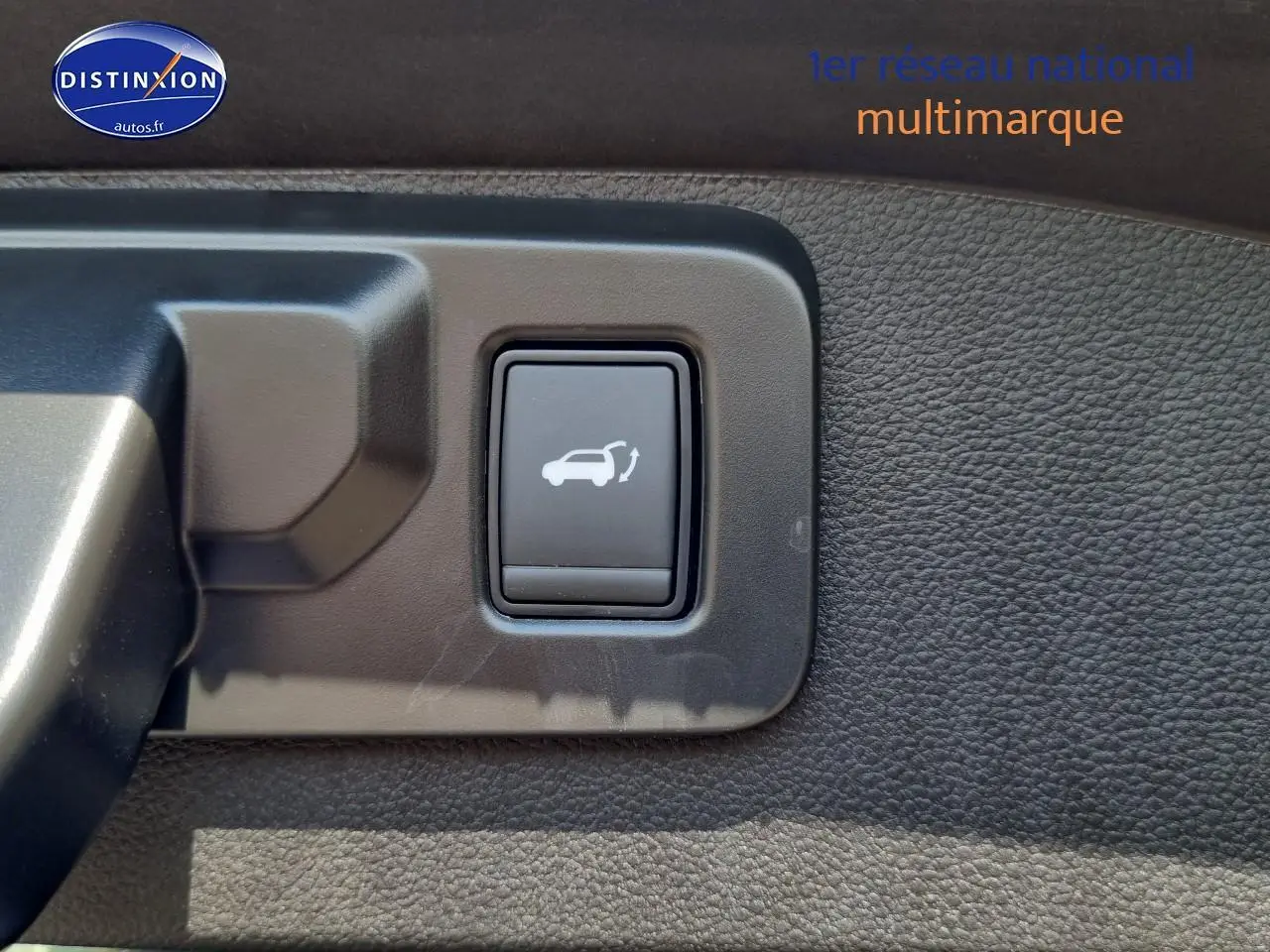 Bouton d'ouverture électrique du hayon sur panneau intérieur noir du Renault Austral Bleu iron 2025.