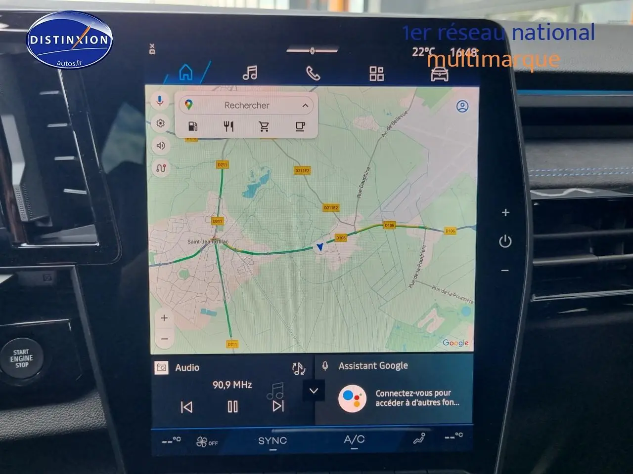 Écran tactile central du Renault Austral 2025 affichant la navigation GPS avec commandes audio et climatisation visibles.