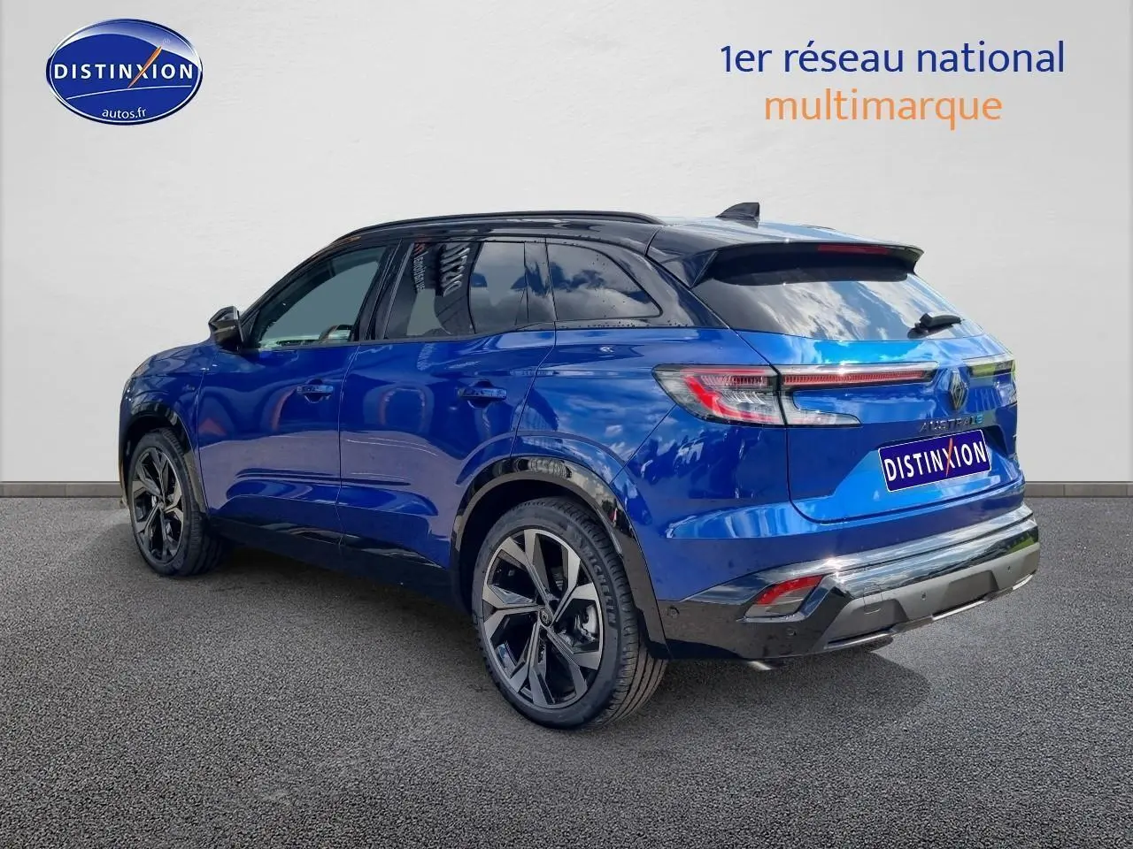 Renault Austral bleu iron en 3/4 arrière droit, soulignant son design moderne et ses jantes alliage distinctives.