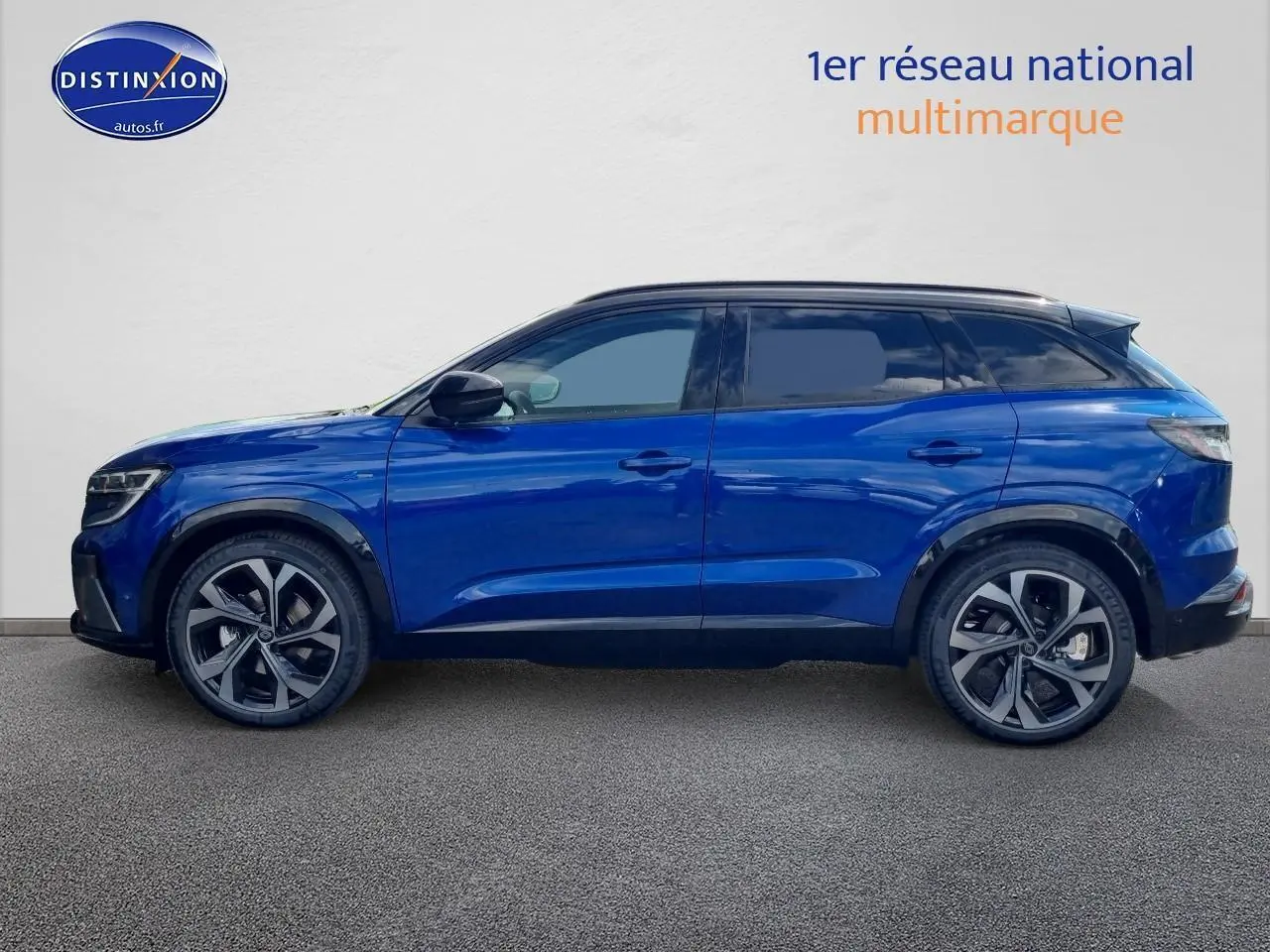 Profil côté gauche d'un Renault Austral 2025 bleu iron avec jantes alu et vitres surteintées sur fond clair.