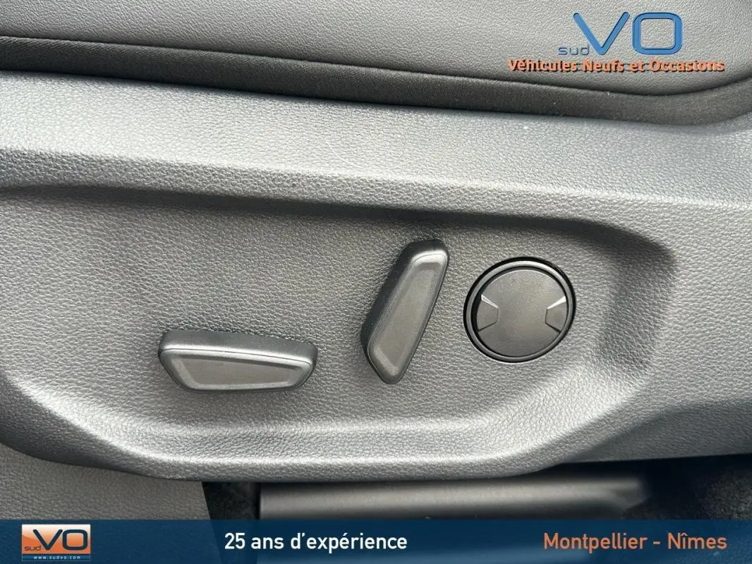 Commandes électriques de réglage du siège conducteur sur Volkswagen Amarok Simple Cabine bleu 3/4 avant intérieur