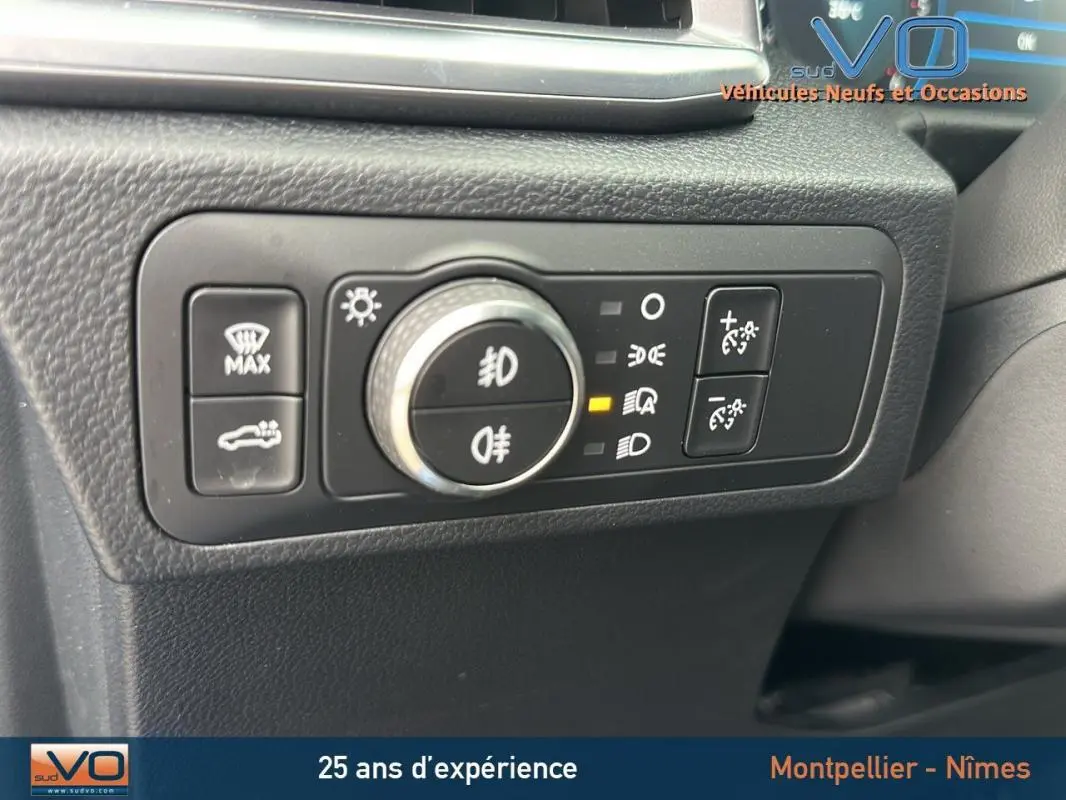 Gros plan sur les commandes d'éclairage intérieures du Volkswagen Amarok Simple Cabine bleu 2025, avec réglages variés.