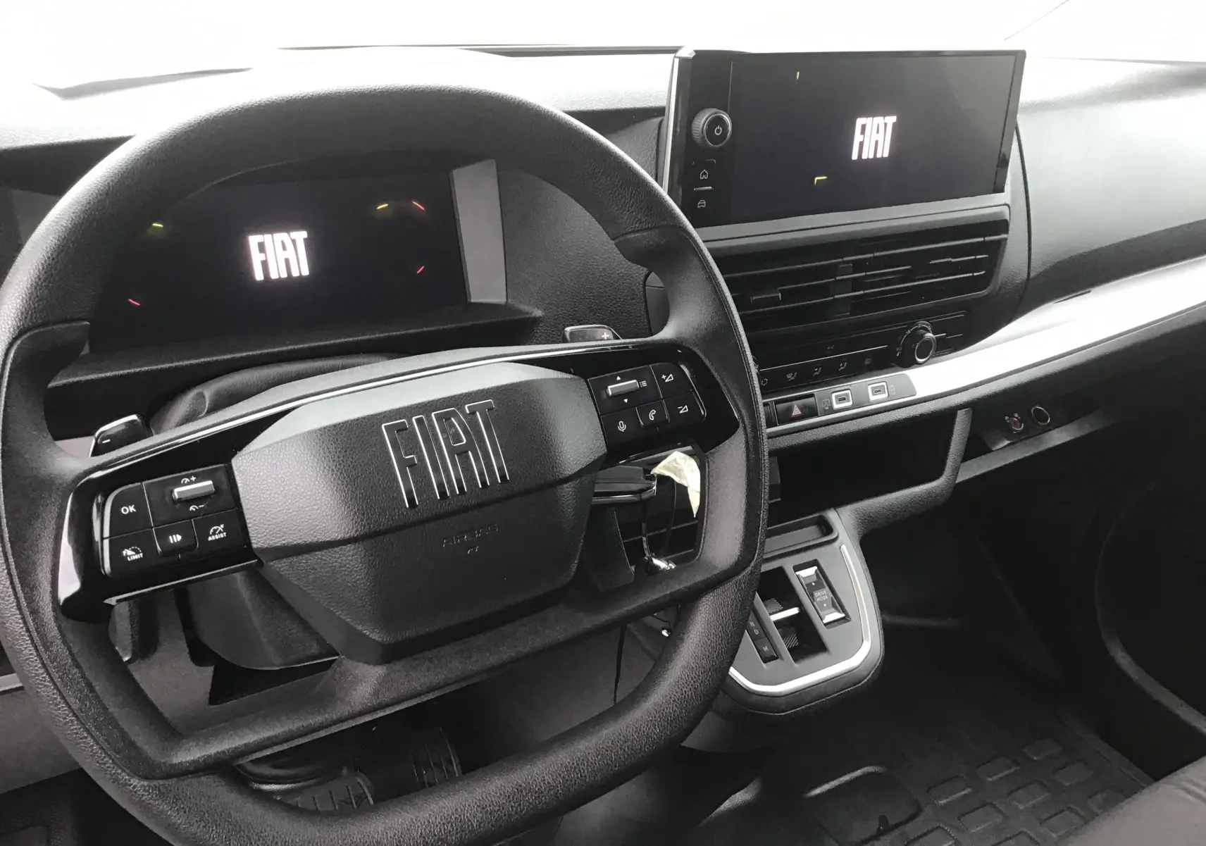 Vue intérieure du tableau de bord et volant noir du FIAT Scudo Fourgon 2024 avec écran tactile et commandes intégrées.