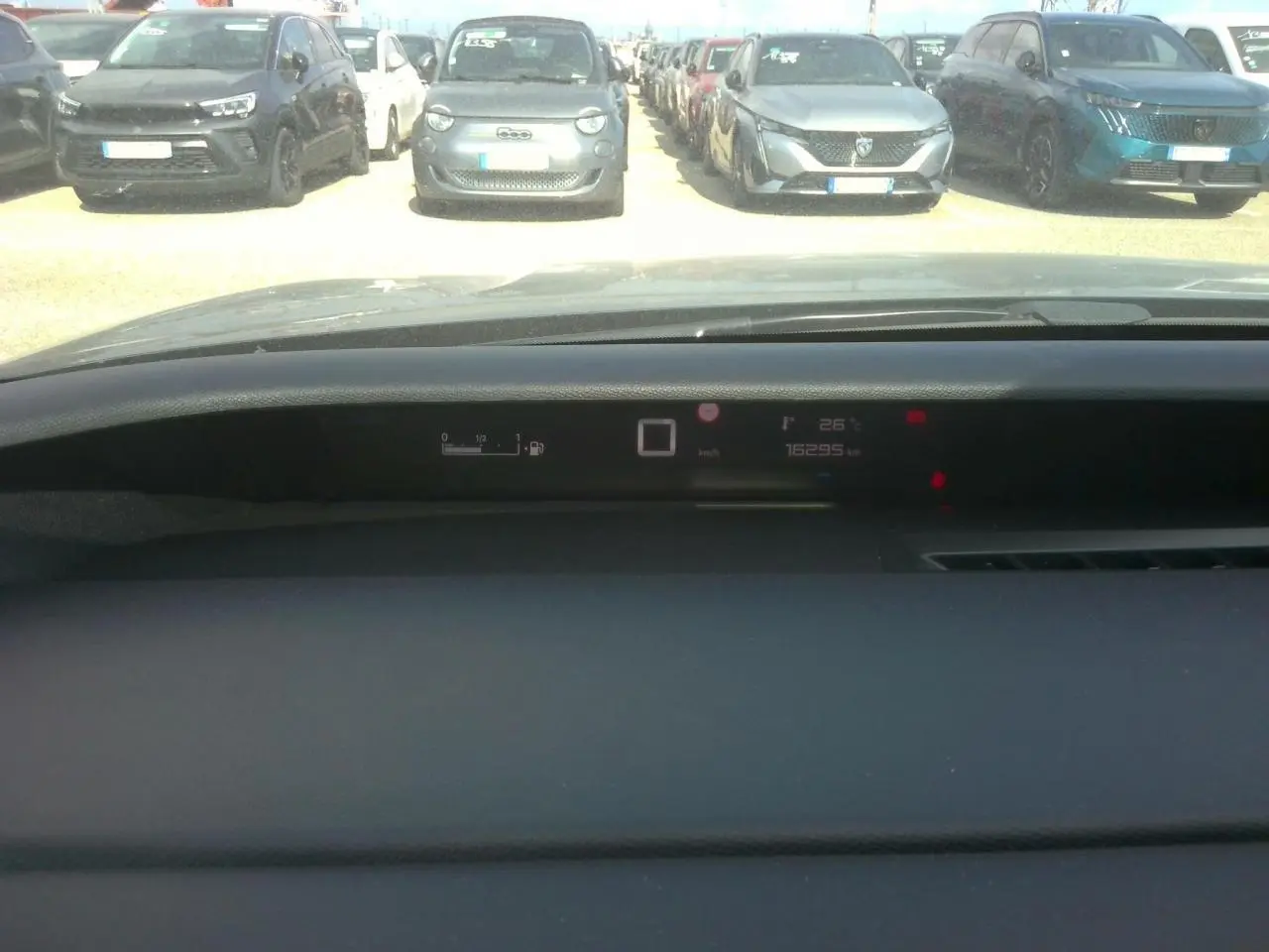 Vue intérieure du tableau de bord de la Citroën C3 Turbo 100 Max, affichage numérique central avec compteur et température.